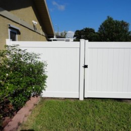Vinyl Fence Gate With Hardware Showing Tampa